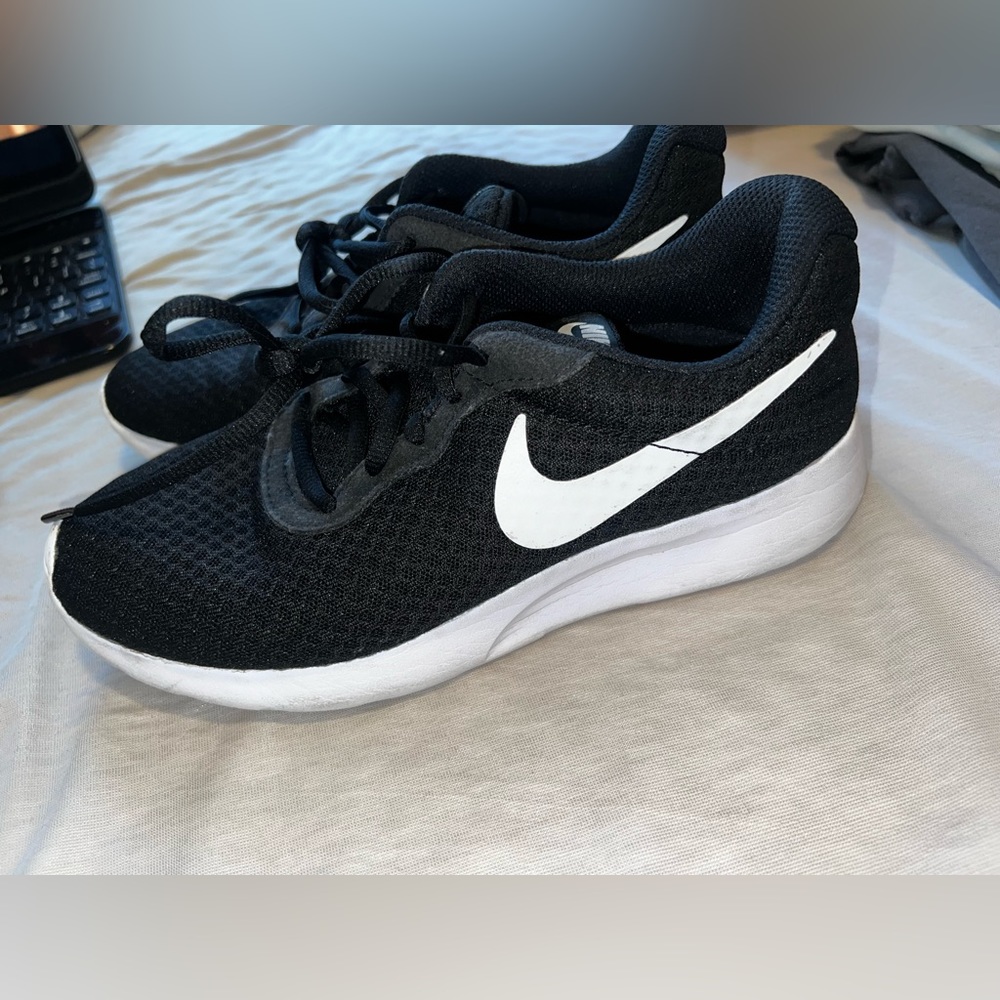 Size 6.5. Good condition, very clean.